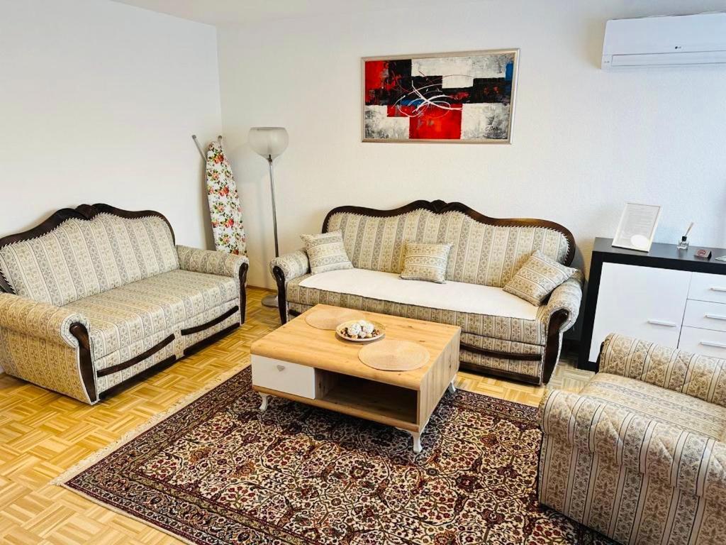 Apartment Etna! Near To Airport SJJ Eksteriør billede